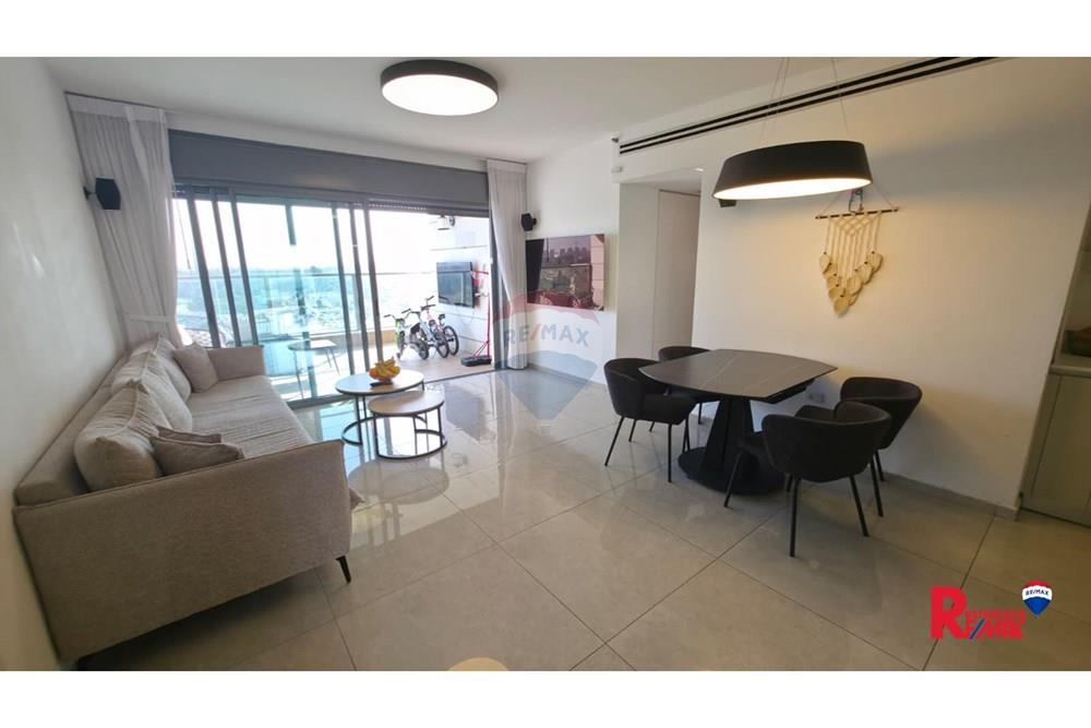 Apartment for Sale in אזור - Image 1