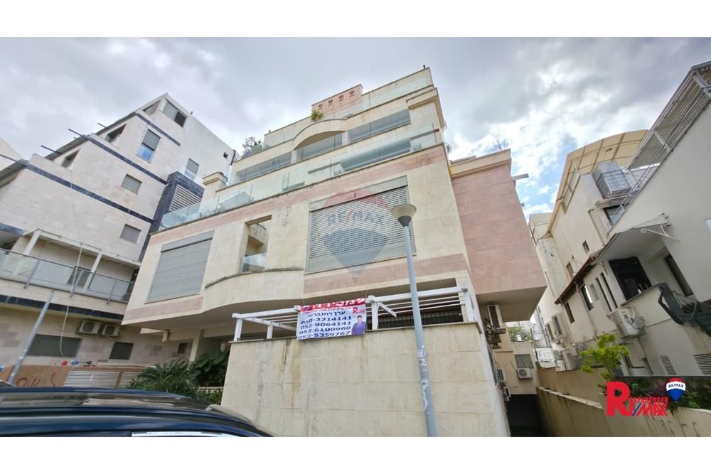 Apartment for Sale in Bnei Brak - Image 1