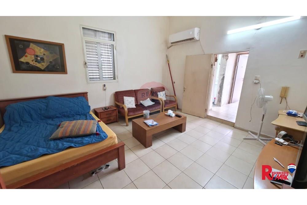 Apartment for Sale in אזור - Image 3