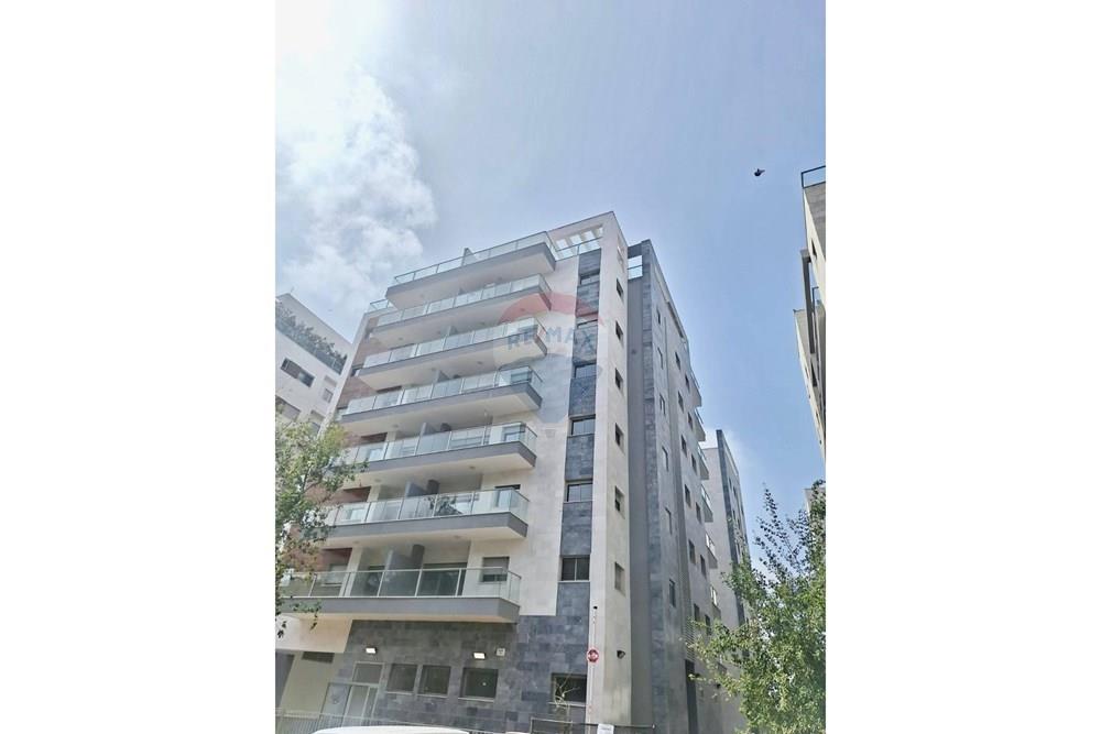 Apartment for Sale in Ra'anana - Image 1