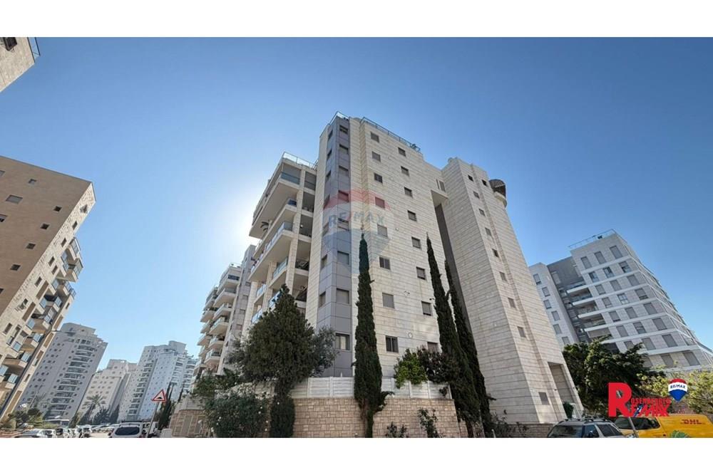 Apartment for Sale in Holon - Image 1