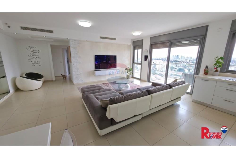 Apartment for Sale in Rishon LeZion - Image 1