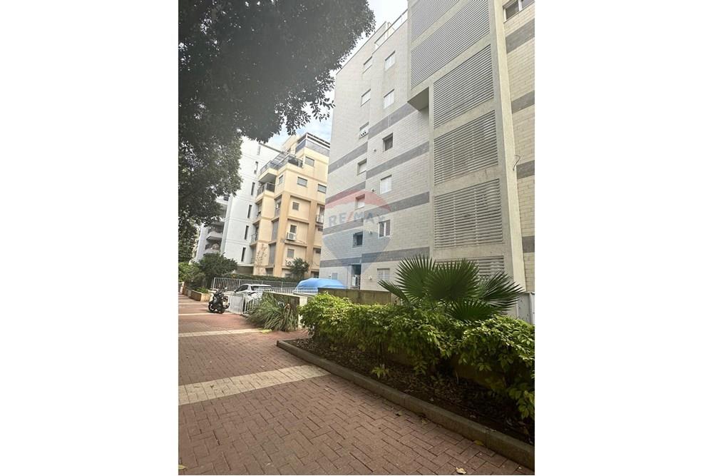 Apartment for Sale in Kfar Saba - Image 1