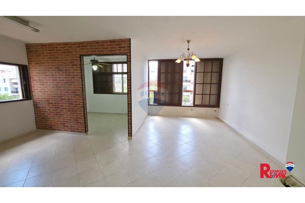 Apartment for Sale in Holon - Image 3