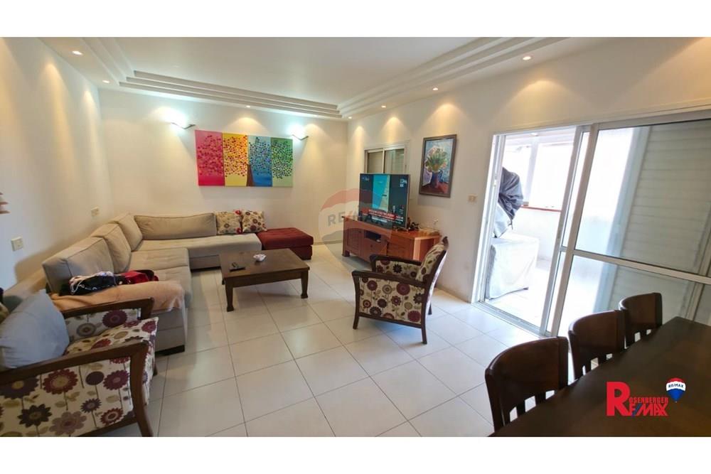 Apartment for Sale in אזור - Image 3