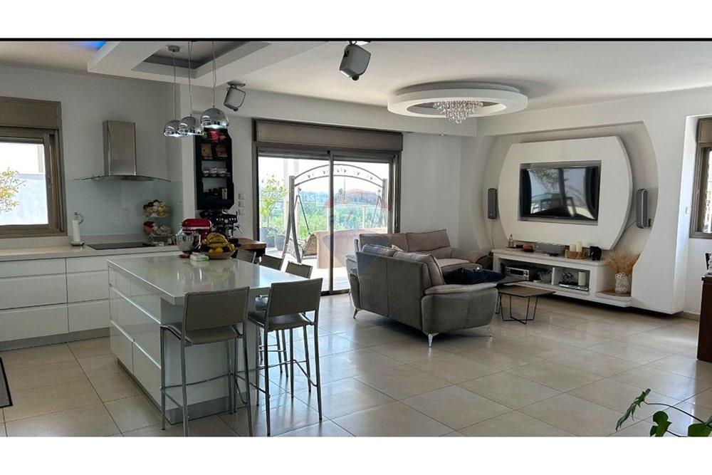 Apartment for Sale in Rishon LeZion - Image 1