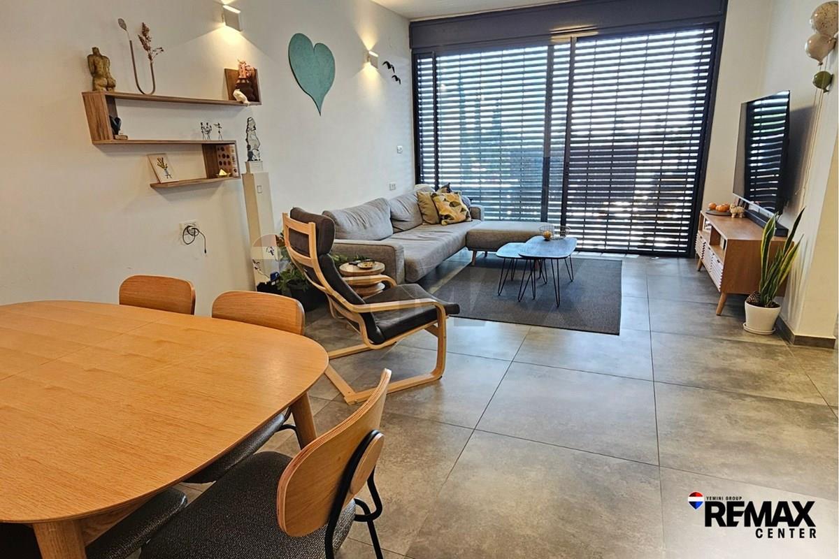 Apartment for Sale in Holon - Image 1