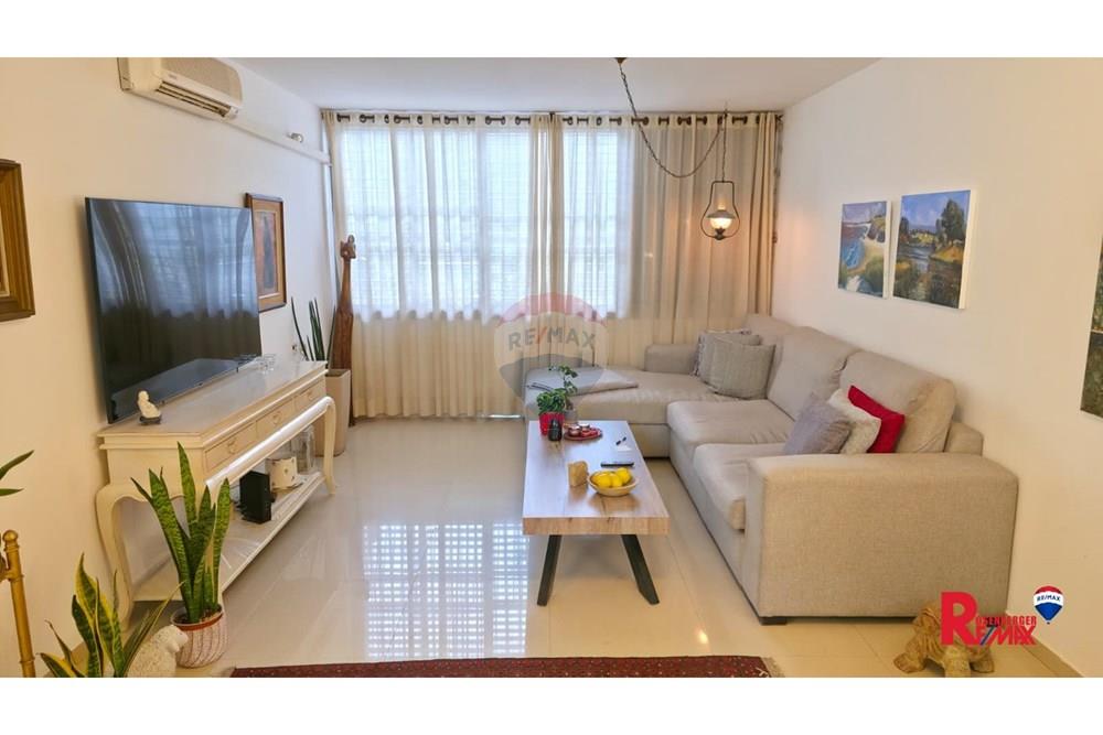 Apartment for Sale in Holon - Image 1
