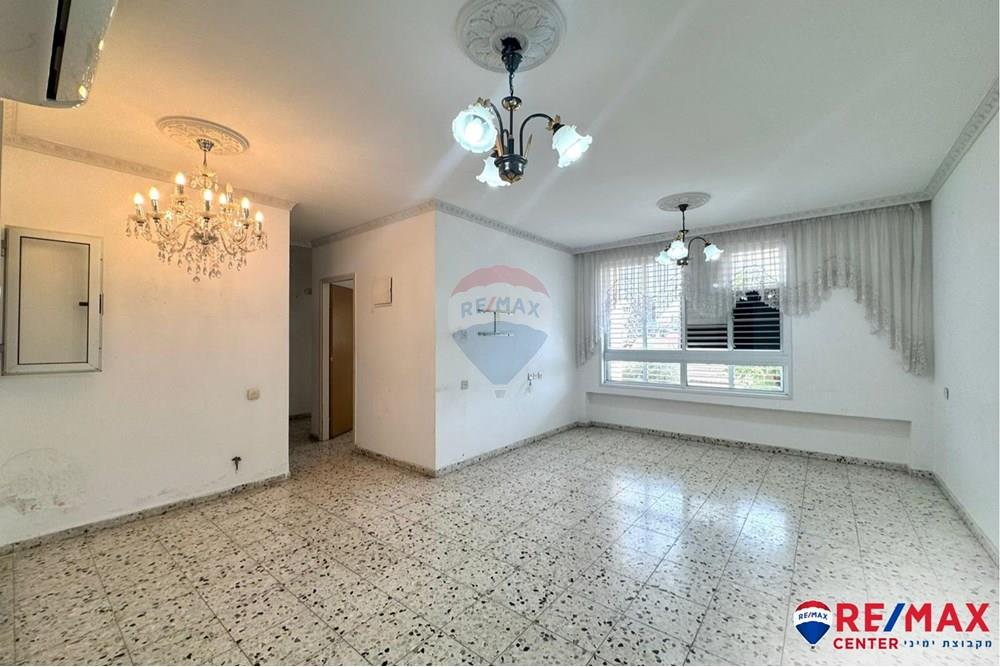 Apartment for Sale in Holon - Image 1