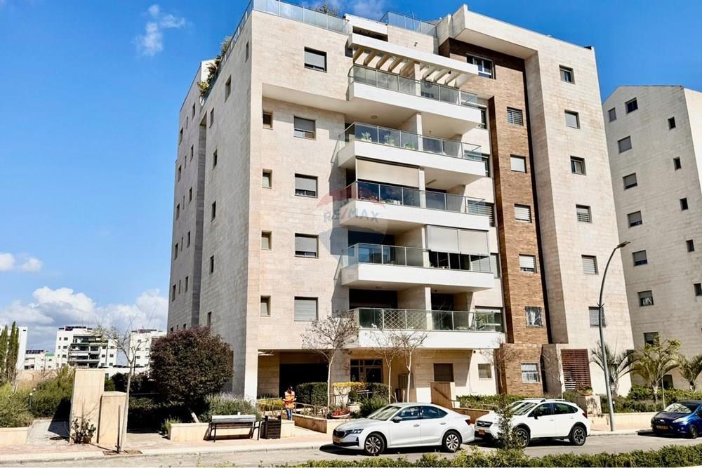 Apartment for Sale in Ra'anana - Image 2