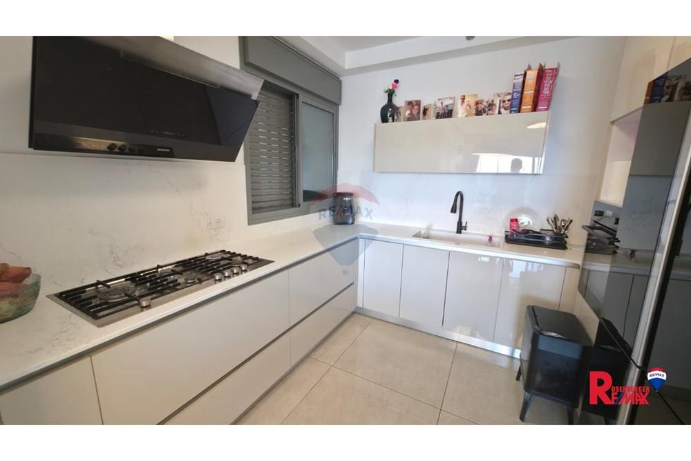 Apartment for Sale in אזור - Image 4