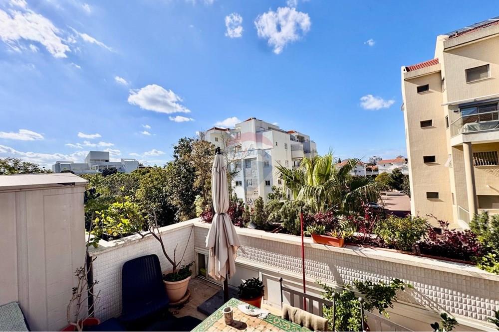 Apartment for Sale in Ra'anana - Image 4