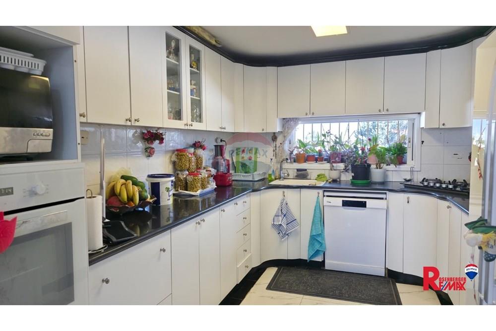 Apartment for Sale in אזור - Image 3