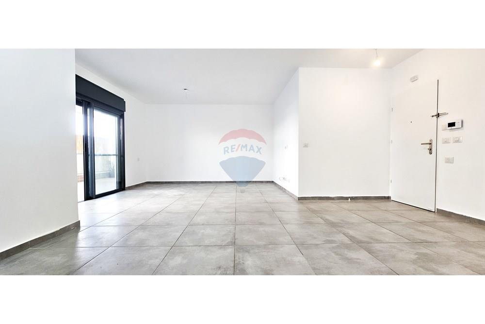 Apartment for Sale in גן יבנה - Image 2