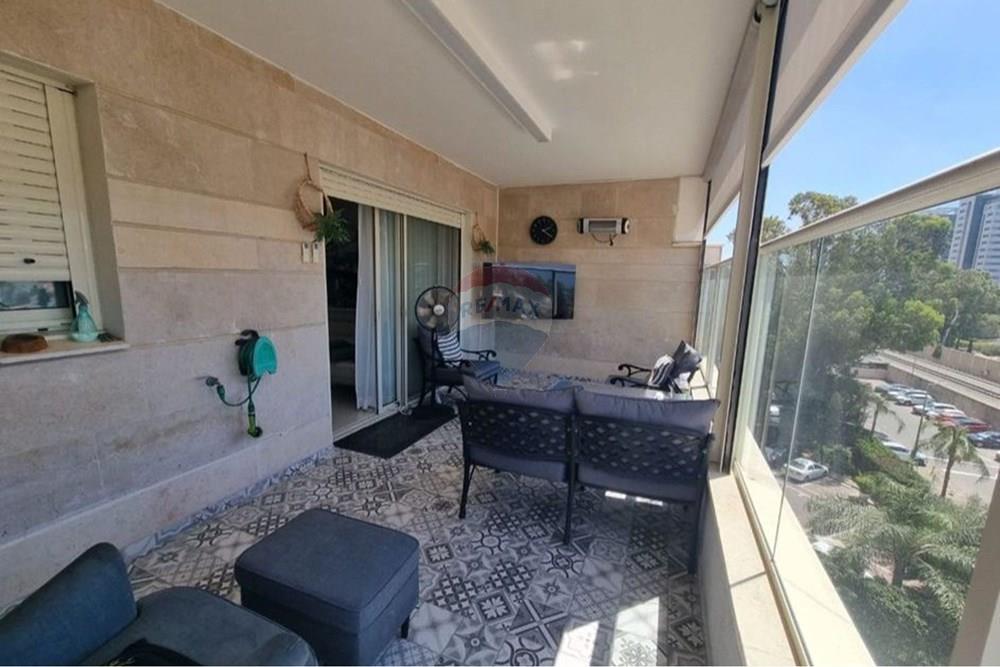 Apartment for Sale in קרית מוצקין - Image 2