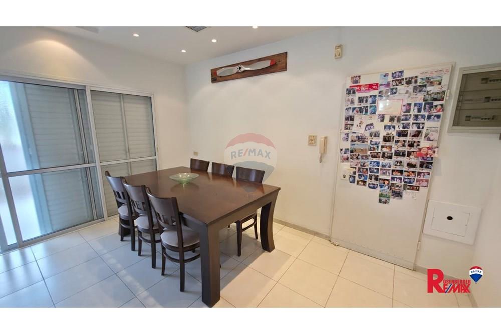 Apartment for Sale in אזור - Image 4