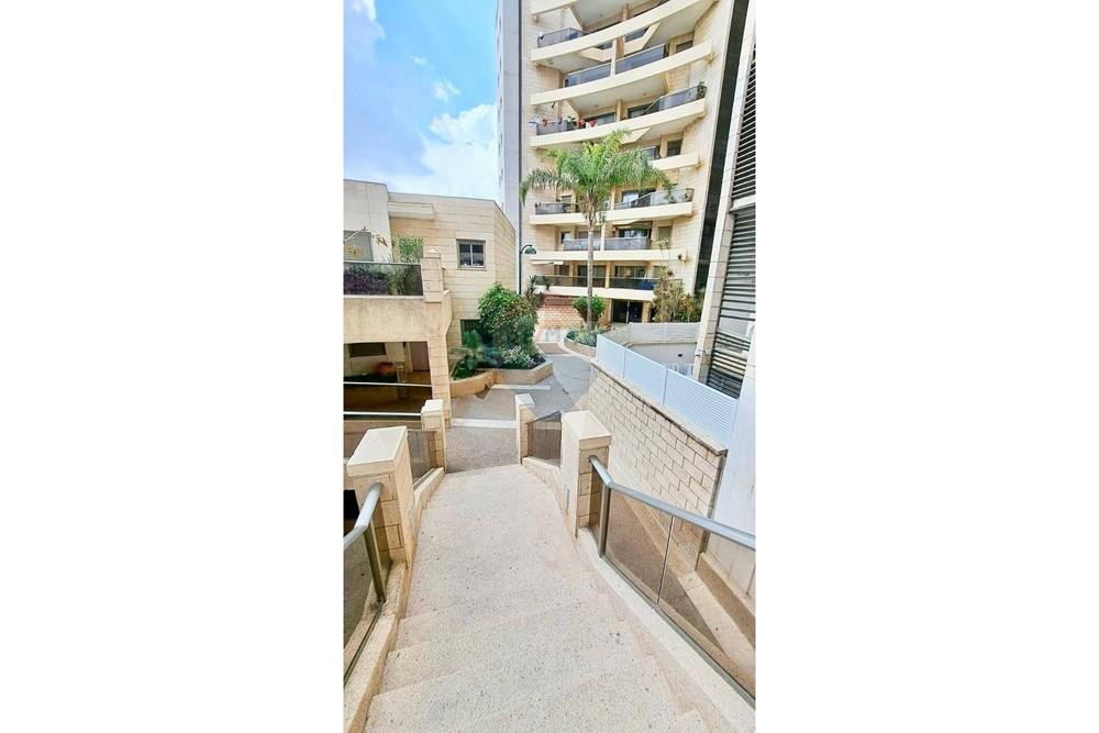 Apartment for Sale in Ra'anana - Image 1