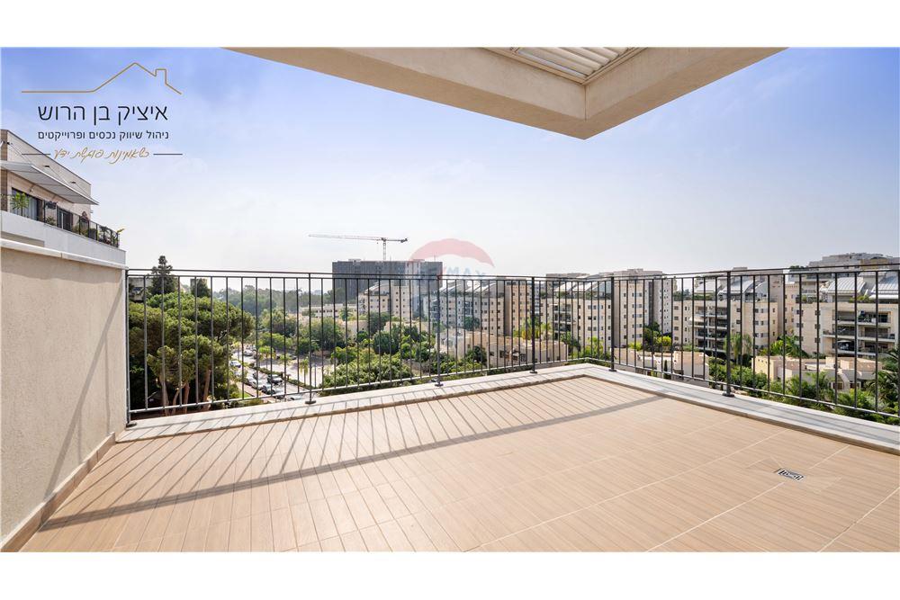 Apartment for Sale in קרית אונו - Image 2