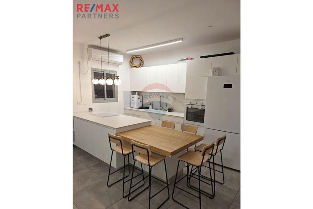 Apartment for Sale in ראש העין - Image 2