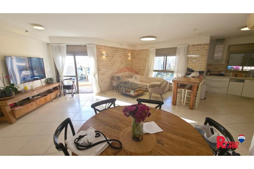Apartment for Sale in Holon - Image 3