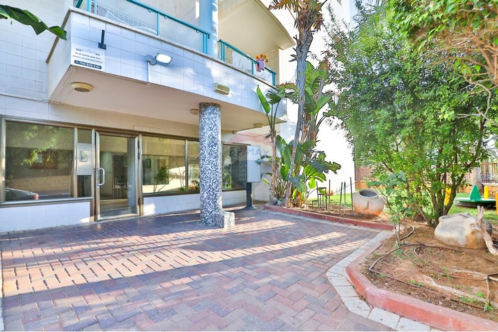 Apartment for Sale in Rishon LeZion - Image 1