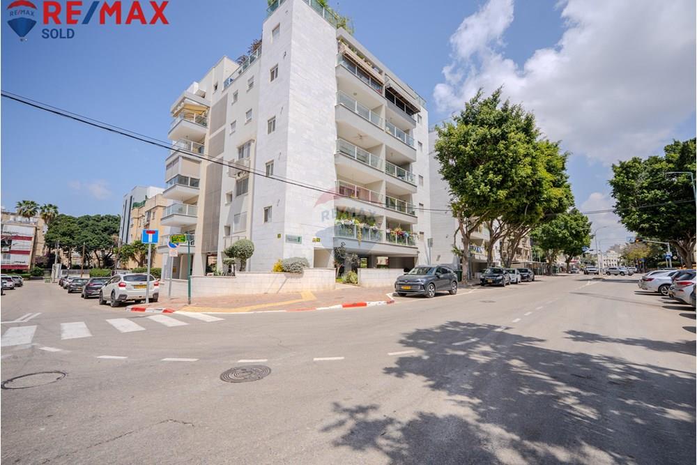 Apartment for Sale in Petah Tikva - Image 1