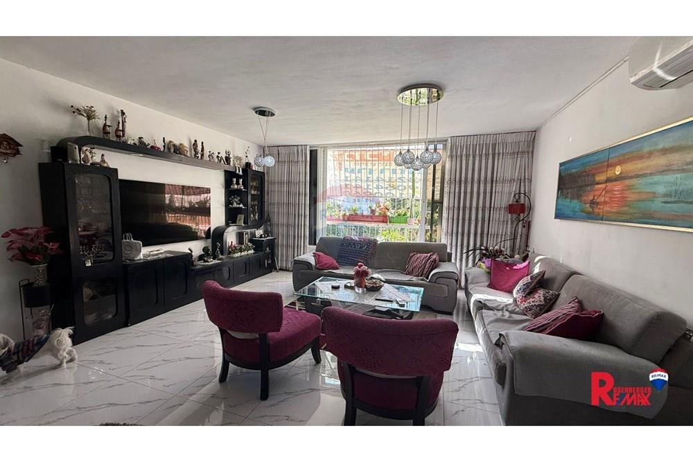 Apartment for Sale in אזור - Image 2