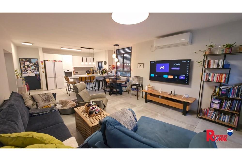 Apartment for Sale in Rishon LeZion - Image 1
