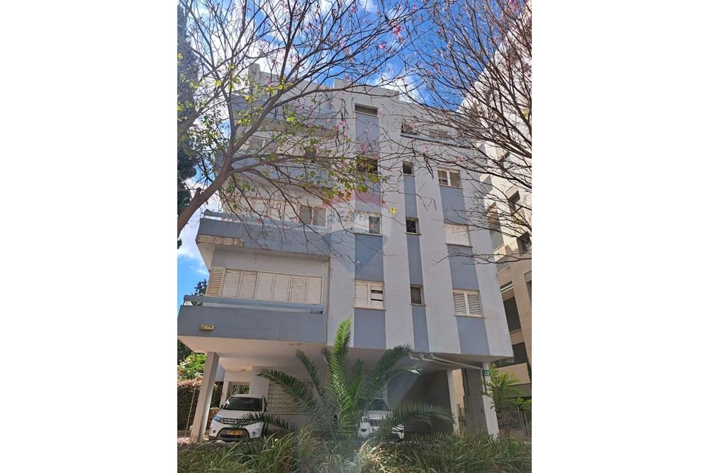 Apartment for Sale in Kfar Saba - Image 4