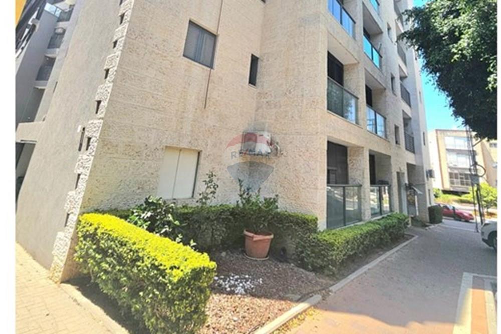Apartment for Sale in Petah Tikva - Image 1