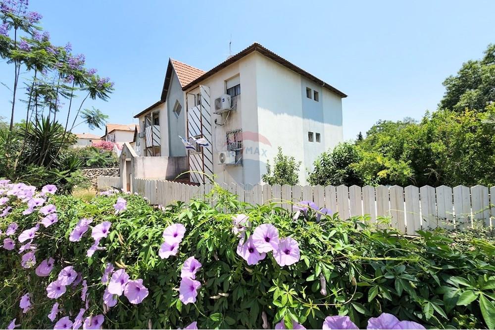 Apartment for Sale in מעלות - Image 1