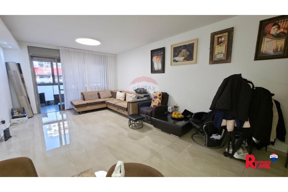 Apartment for Sale in Holon - Image 1