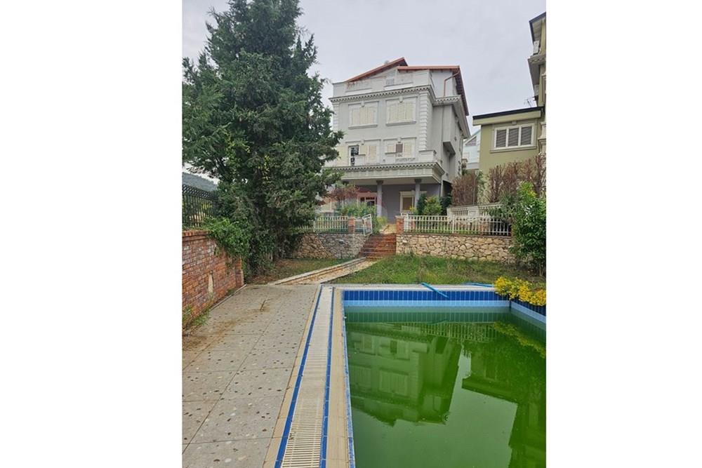 Mjull Bathore, Tiranë