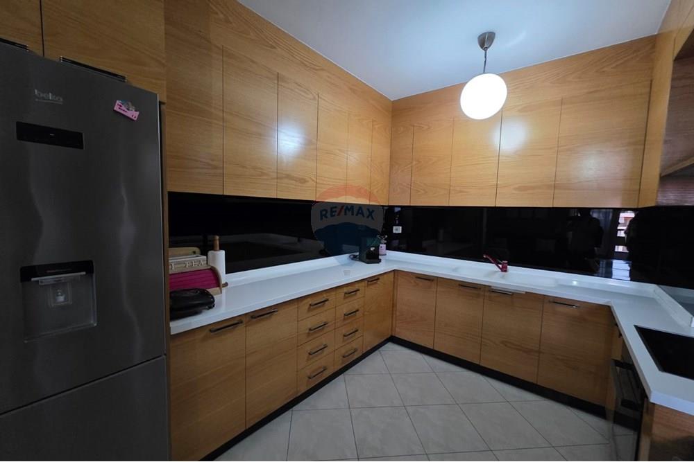 Pallati me Shigjeta, Tiranë