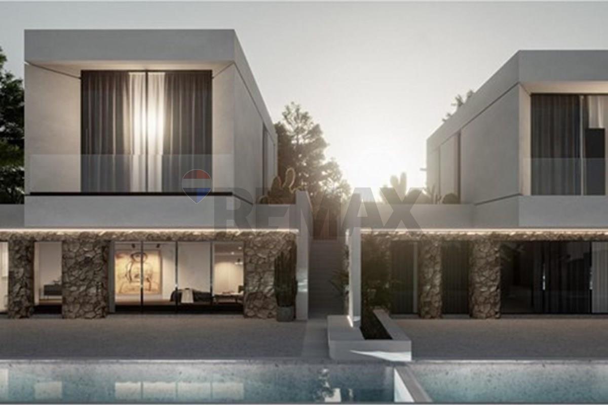 Im herzen der albanischen riviera wird eine villa mit außergewöhnlicher architektur und atemberaubendem meerblick zum verkauf angeboten.