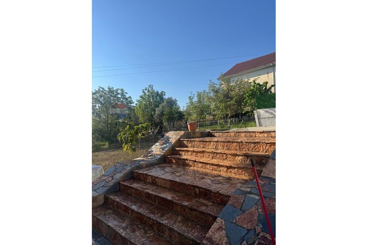 Rruga e Vilave, Tiranë