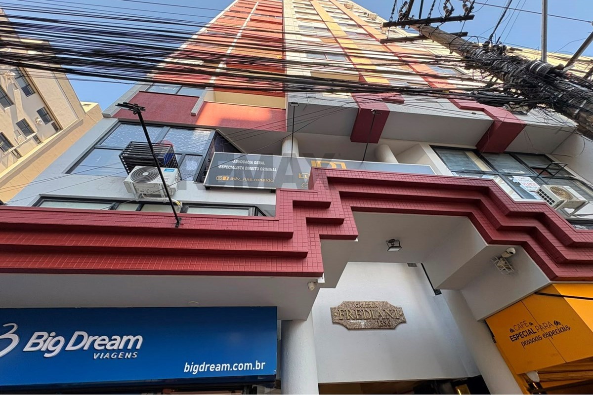 APARTAMENTO 2 DORMITÓRIOS (SUÍTE) NO CENTRO - ED. FREDIANI — foto 1