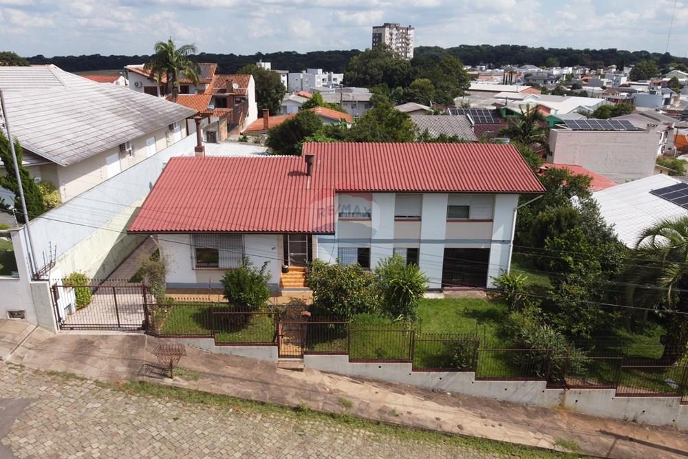Casa com 4 Dormitórios, Amplo Pátio, no Bairro Lucas Araújo, Passo Fundo/RS — foto 1