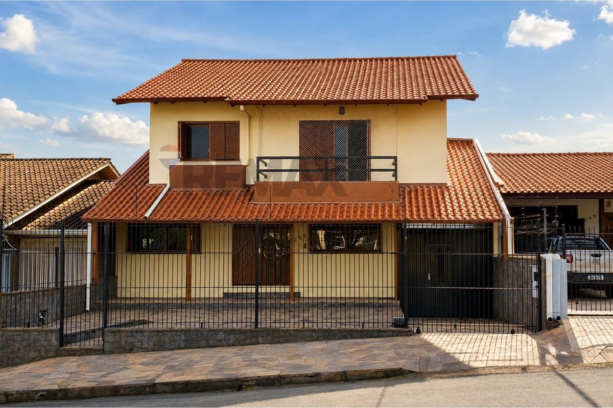 Casa com 333 m², 4 dormitórios, piscina e frente para o Parque Linear no Petrópolis — foto 1