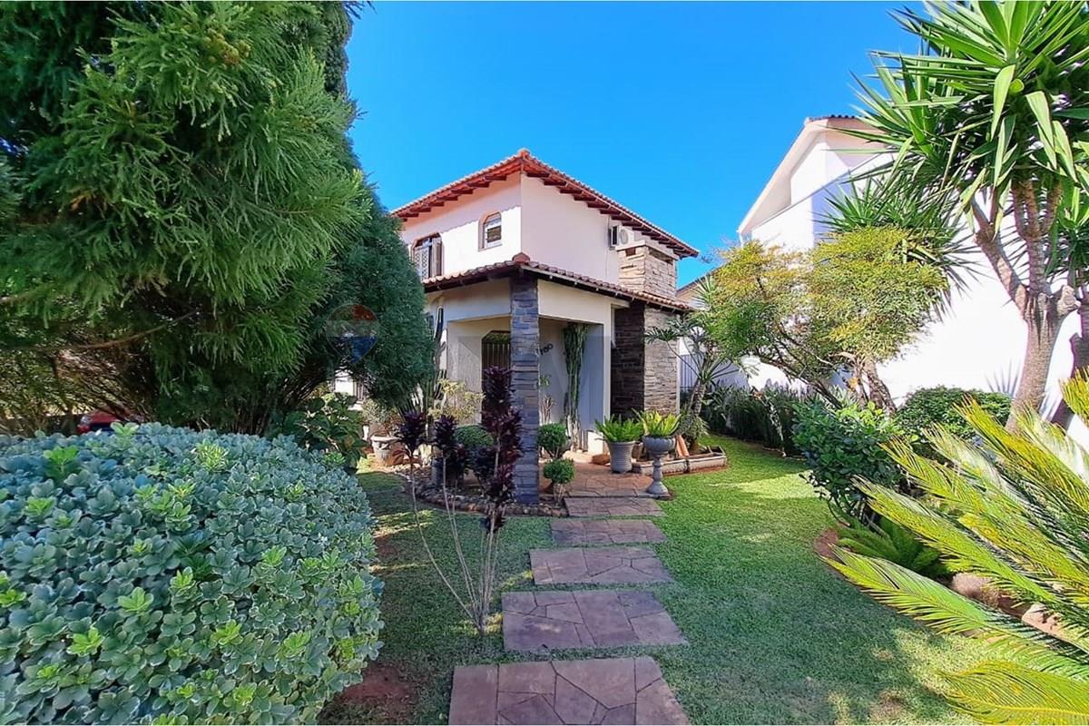 Casa 4 dormitórios com suíte na Petrópolis — foto 1