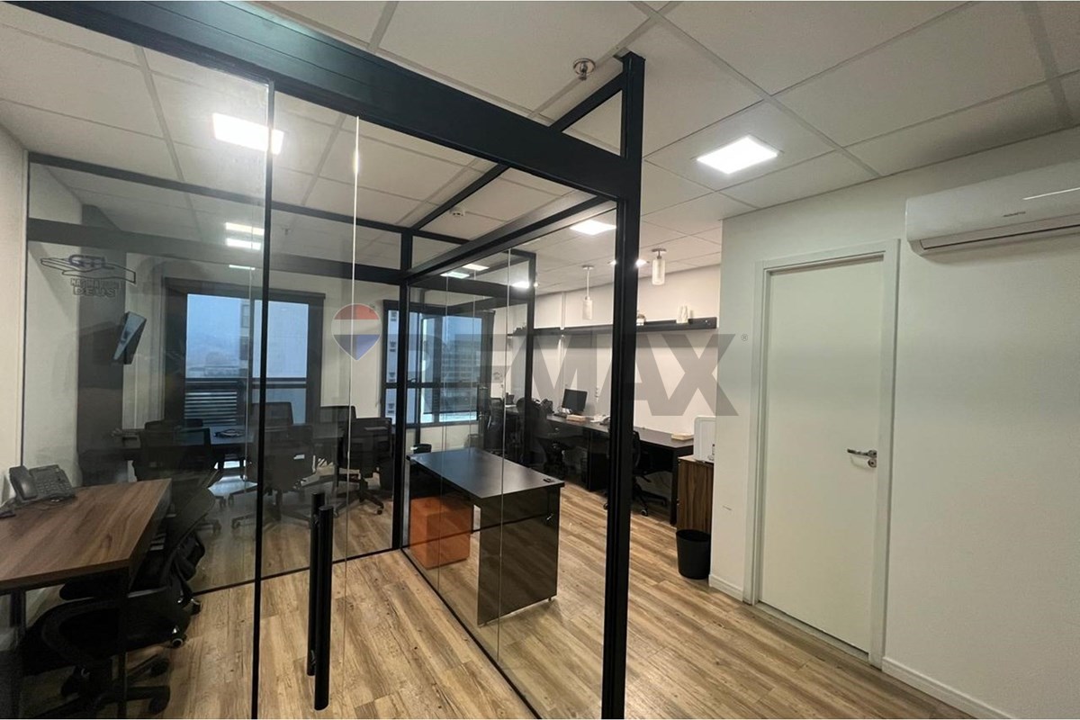  - Sala comercial de 37 m² para locação totalmente acabada, piso laminado, estrutura de copa com pia