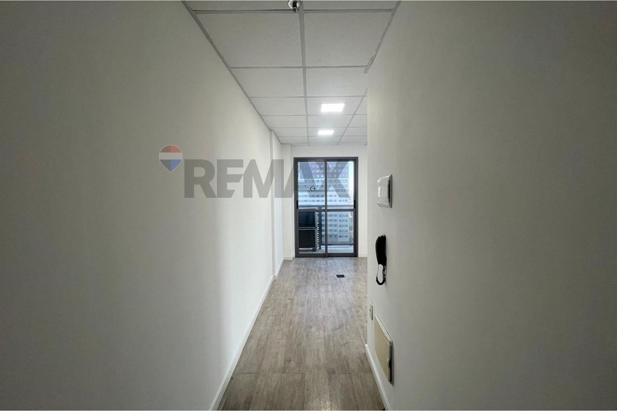  - Sala comercial de 38,50 m², totalmente acabada, OTIMA LOCALIZAÇÃO, piso laminado, ar condicionado e sacada.