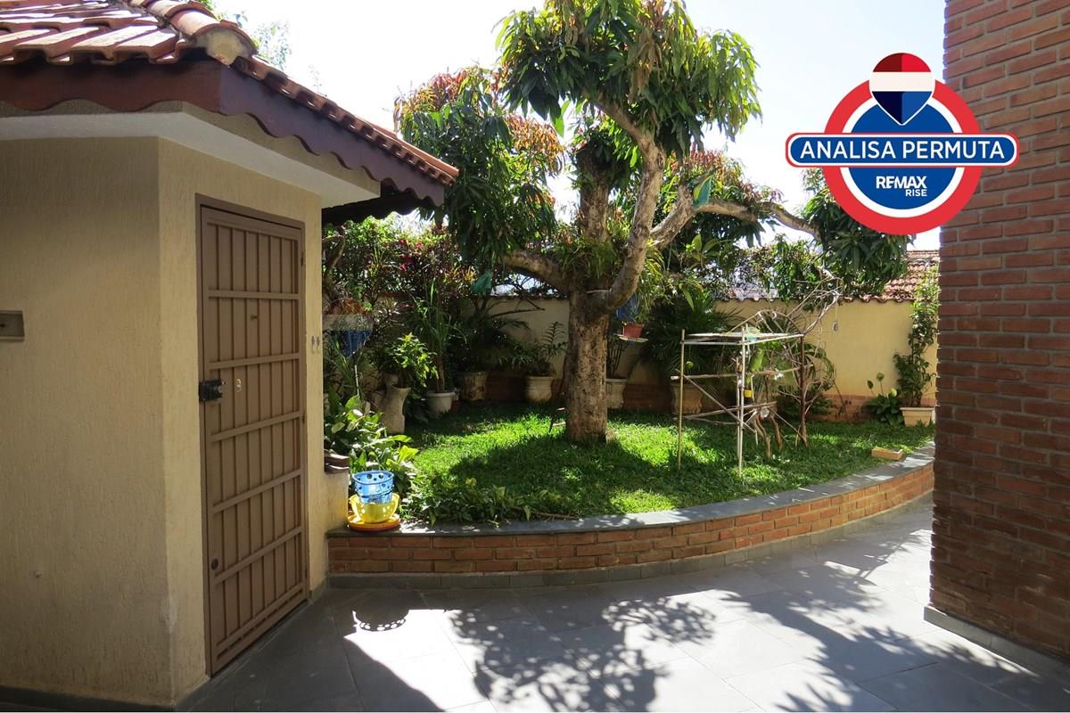  - Sobrado de 182m², quintal com jardim, 3 quartos, 3 vagas de carro, otima localização bairro residencial