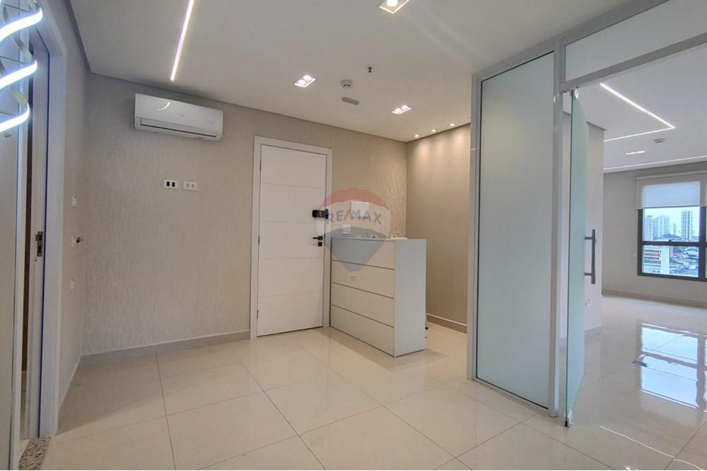  - Duas salas integradas com total de 75,75 m², acabamento de alto padrão, recepção, copa