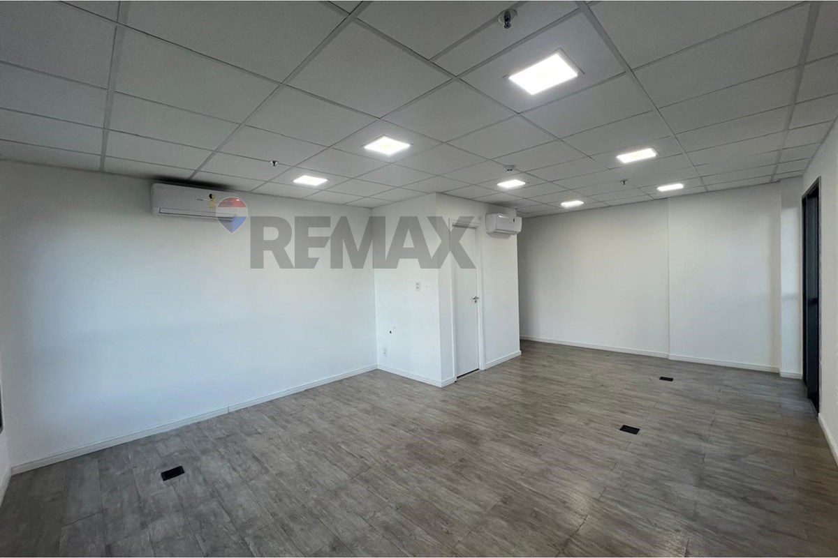 - Sala comercial de 38,50 m², totalmente acabada, OTIMA LOCALIZAÇÃO, piso laminado, ar condicionado e sacada.