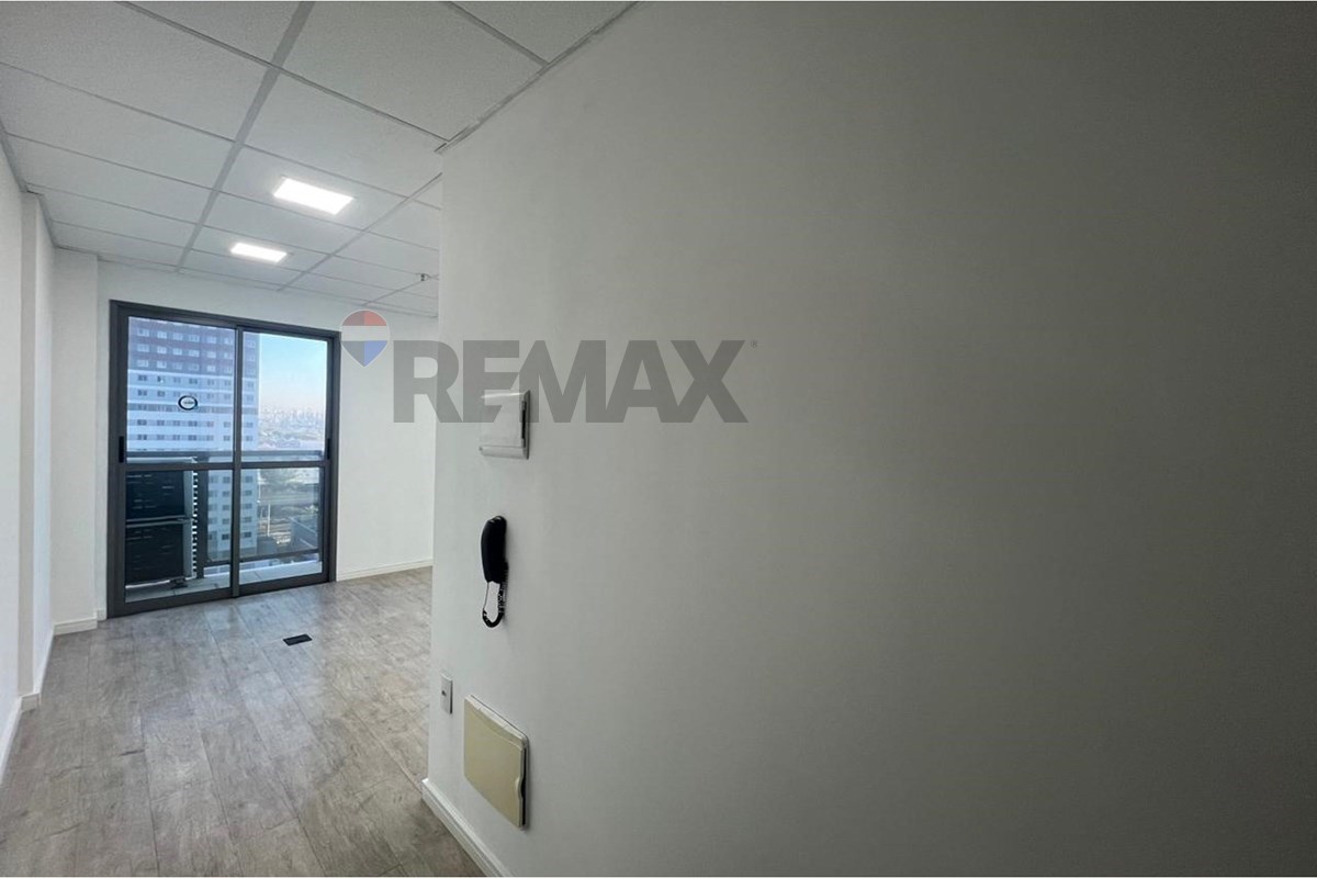  - Sala comercial de 38,50 m², totalmente acabada, OTIMA LOCALIZAÇÃO, piso laminado, ar condicionado e sacada.