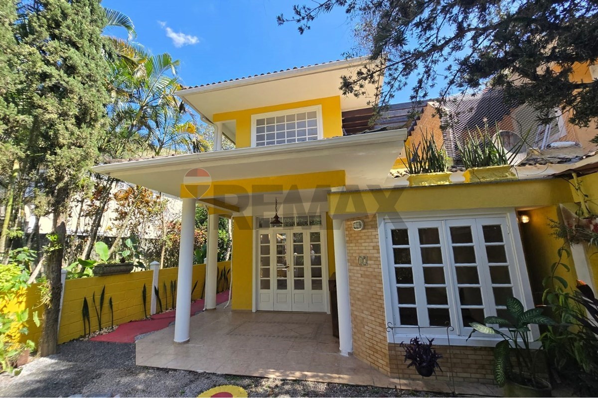 CASA NO CONDOMÍNIO VALE DOS JEQUITIBÁS – VARGEM GRANDE