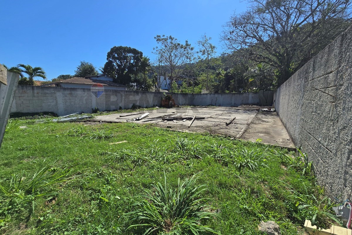 TERRENO COM FUNDAÇÃO E PROJETO DE CASA DUPLEX EM CONDOMÍNIO FECHADO – VARGEM PEQUENA