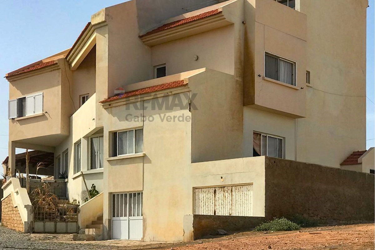 3-Story Mixed-Use… — 436.6 m² · €395,000 | CVREI
