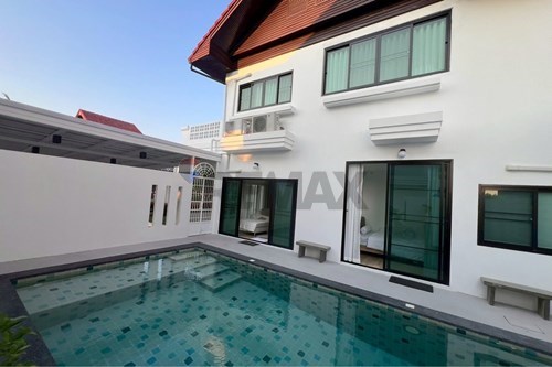 Luxurious Villa in Na Jomtien: Rent Now!